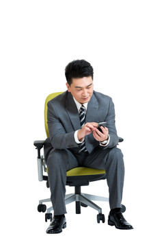 棚拍商务男士坐办公椅玩手机