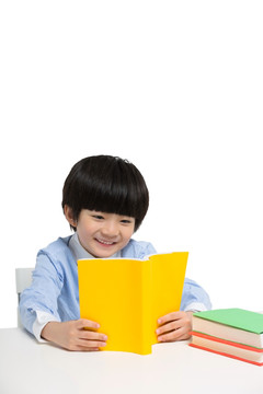 小男孩在書桌前看書