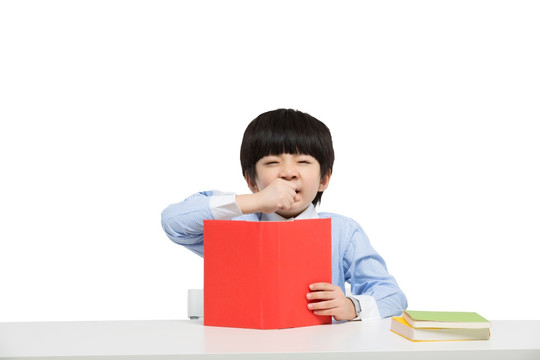 小男孩在書桌前看書