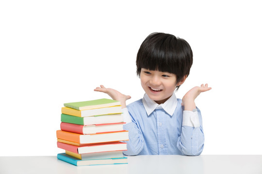 小男孩在書桌前玩耍