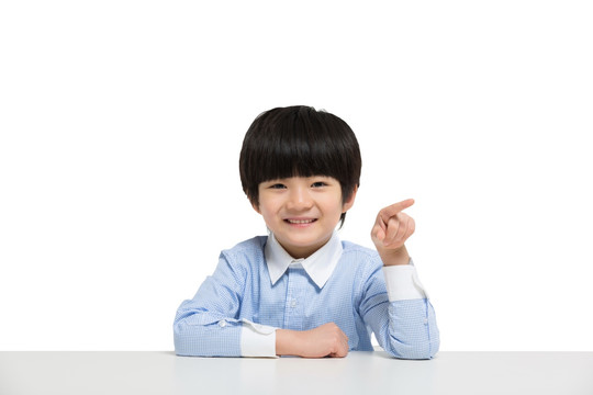 小男孩在書桌前玩耍