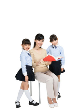 女教师和小朋友一起读书