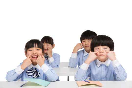 小朋友們一起做眼保健操
