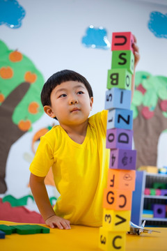 小男孩搭积木