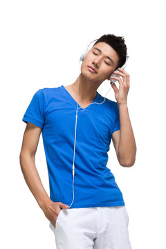 棚拍时尚男青年带耳机听音乐