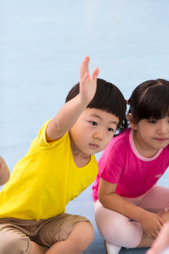 小朋友在幼儿园玩耍