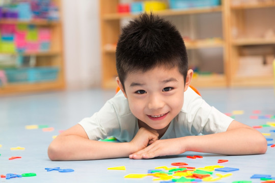 小朋友在幼儿园玩耍