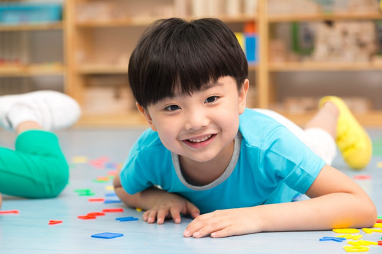 小朋友在幼儿园玩耍