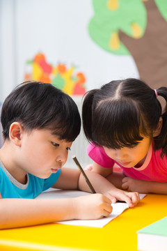 小朋友在幼儿园学习