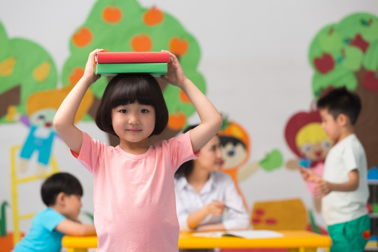 小朋友在幼儿园玩耍