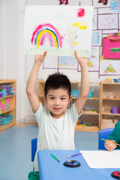 小朋友在幼儿园玩耍