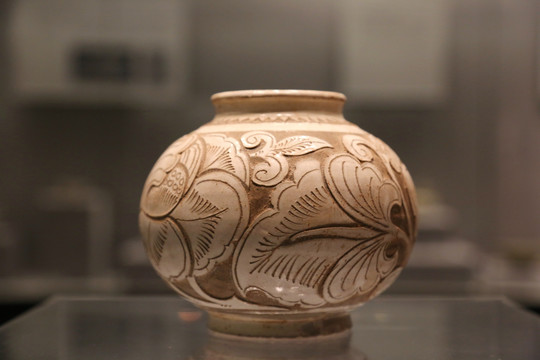 宋代的白釉剔牡丹纹瓷罐