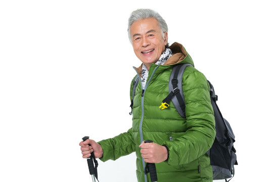 老年男人冬季登山旅行