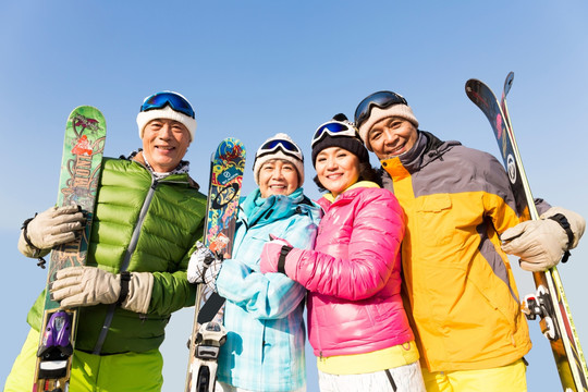 快乐的老年人冬季滑雪