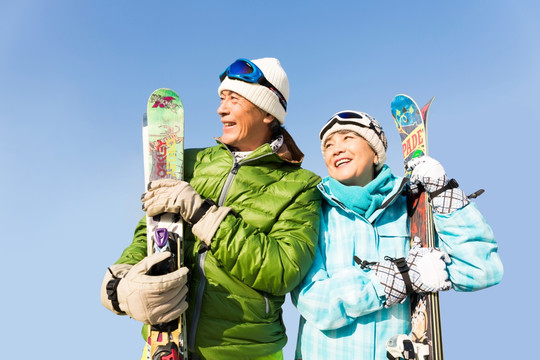 老年夫妇冬季滑雪