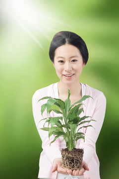 棚拍年轻女人和绿色植物