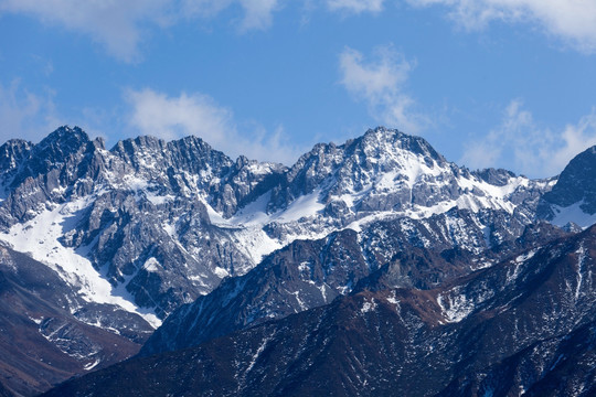 在巴郎山遠眺四姑娘山