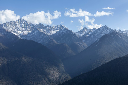 在巴郎山遠眺四姑娘山