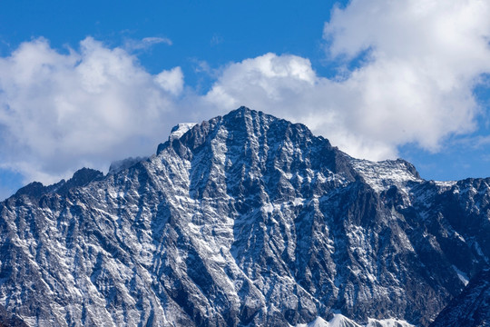 在巴郎山远眺四姑娘山