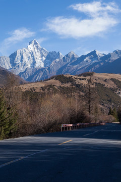 在巴郎山远眺四姑娘山