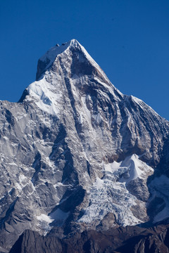 在巴郎山遠眺四姑娘山