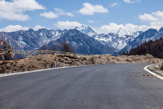 公路远山