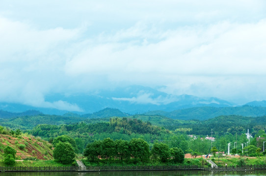 雨后山峦