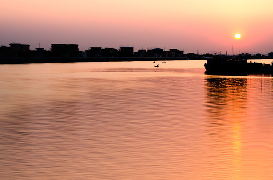 江边夕阳红霞