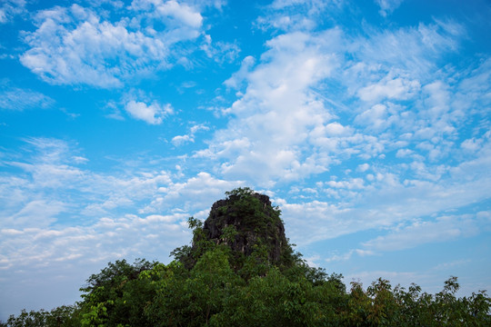 蓝天下的山峰