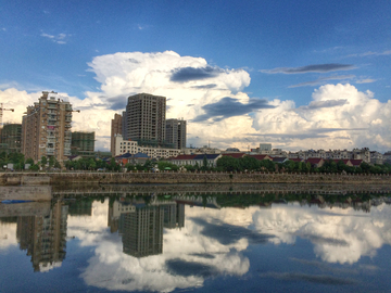 城市 夕阳 蓝天 白云 倒影