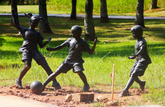 踢足球 雕塑 儿童时光