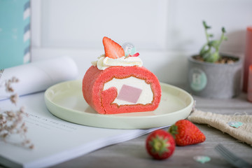 草莓慕斯蛋糕卷