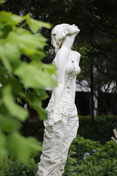 年轻女子雕塑