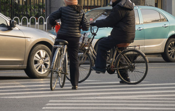 横穿马路 闯红灯