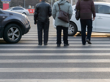 横穿马路 闯红灯