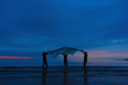 海滩撒网