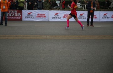 马拉松赛运动员奔跑