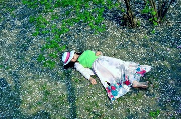躺着绿草地上的女人