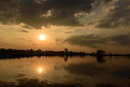 湖泊夕阳美景