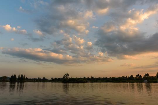 湖泊夕阳美景