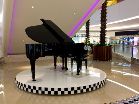 商城展示钢琴