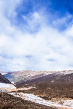 高原冬季山景