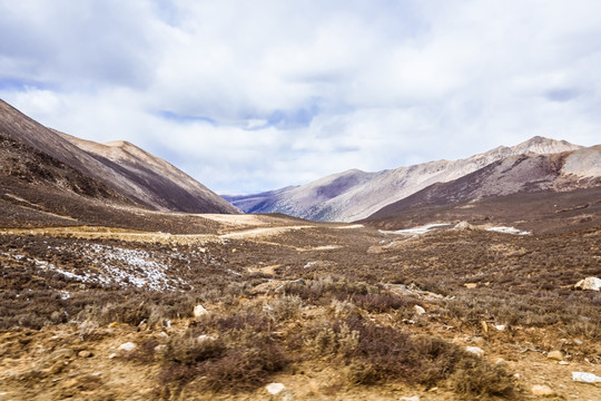 高原冬季山景