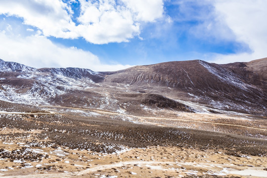 高原冬季山景