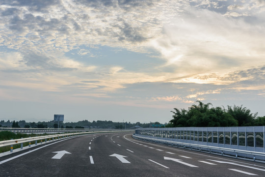 夕阳下的高速公路