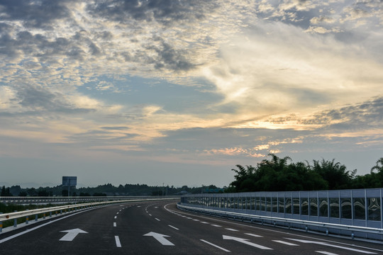 夕阳下的高速公路