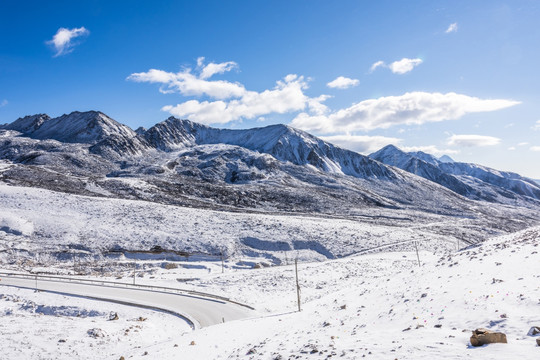 雪后的折多山美景