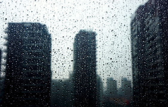 窗外下雨 雨滴