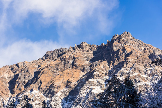 雪后的山