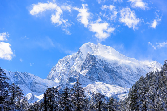 海螺沟景区雪山山峰